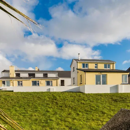 Large House With Adjoining Close To Holiday home *