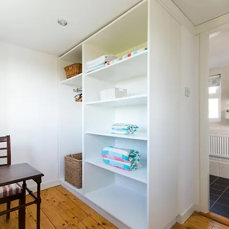 Large House With Adjoining Close To Holiday home *