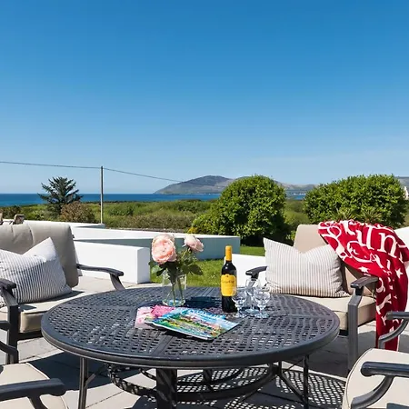 Large House With Adjoining Close To Holiday home *
