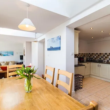 Holiday home Large House With Adjoining Close To