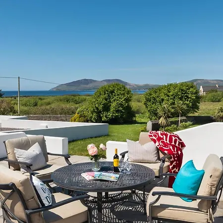 Large House With Adjoining Close To Holiday home *