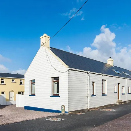 Large House With Adjoining Close To Holiday home *