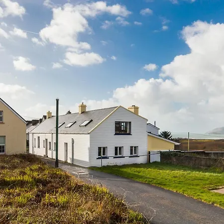 Large House With Adjoining Close To Holiday home *