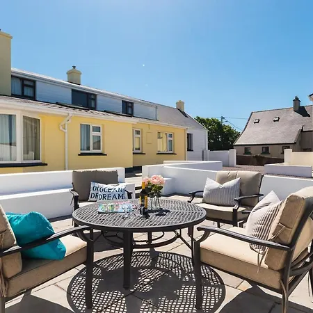 Holiday home Large House With Adjoining Close To